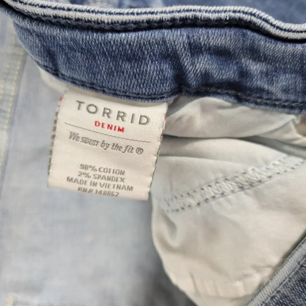 Torrid Womens Shorts 26 Plus Medium Blue Denim Cut Off Zip Fly SHO10E